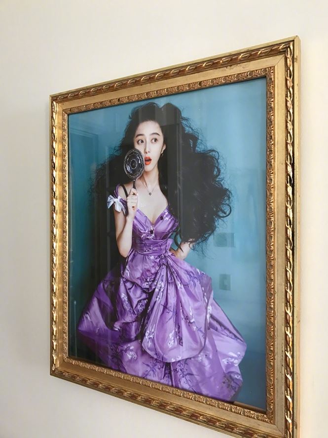 Cận cảnh phòng khách sạn sang chảnh đầy ắp hình ảnh chính mình của Phạm Băng Băng tại Cannes